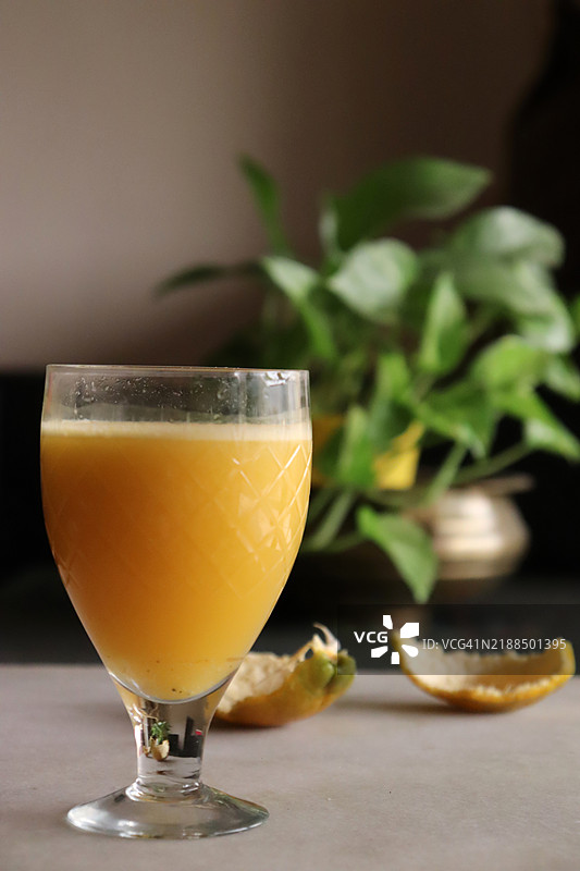 新鲜橙汁在果汁杯中/ 静物图片素材