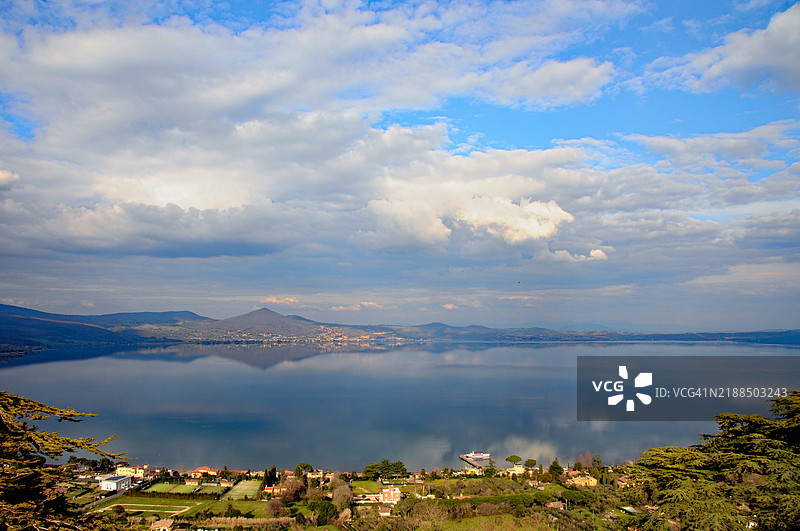 布拉恰诺 - 从城堡俯瞰湖泊的景色图片素材