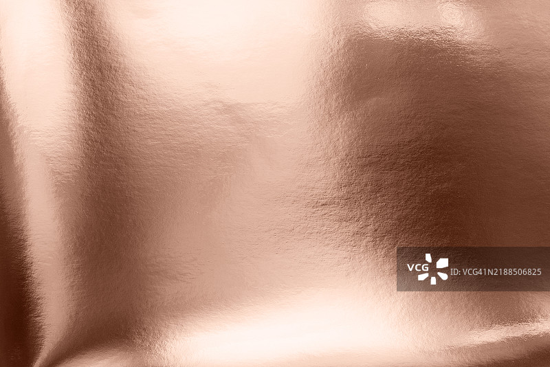 优雅的金属铜质感，光滑闪亮的反射表面。展示摩卡慕斯——2025年的流行色。图片素材