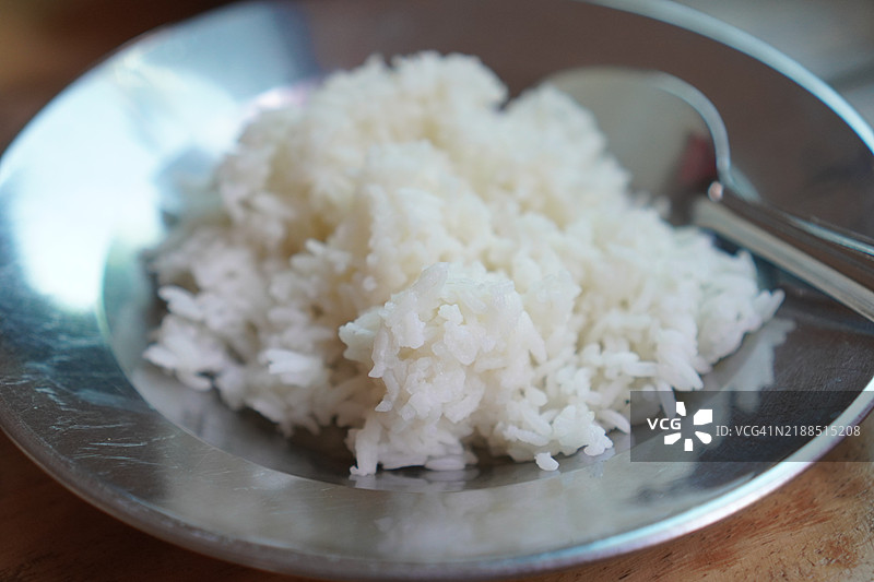 不锈钢盘子里的米饭图片素材