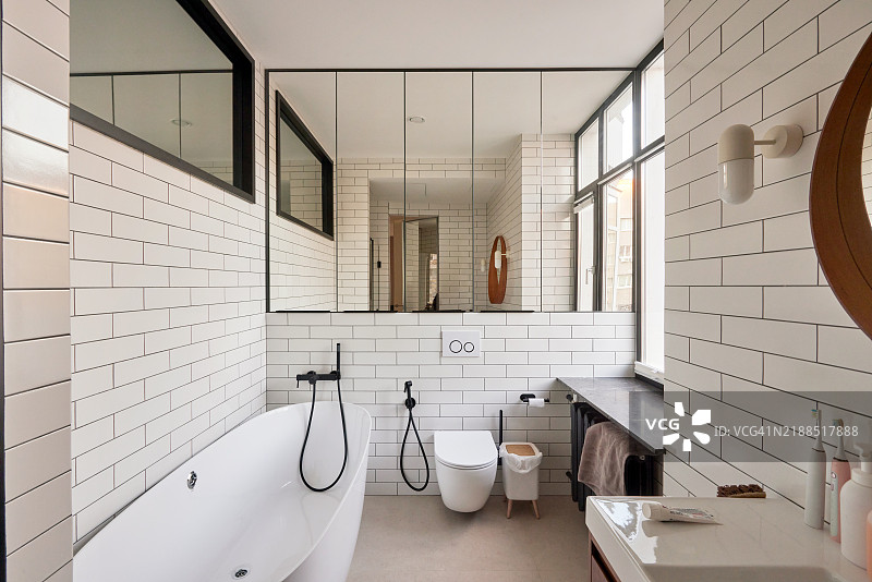 现代浴室室内设计，采用白色地铁瓷砖和大镜子图片素材