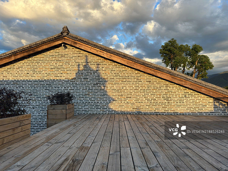 砖房屋顶露台上光线的效果图片素材