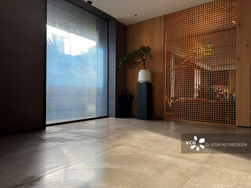 大堂入口处的低视角图片素材