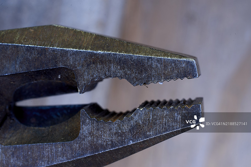 生锈的钳子张开，牙齿空无一物地夹着。图片素材