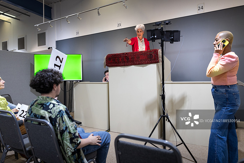 拍卖室中的竞标图片素材