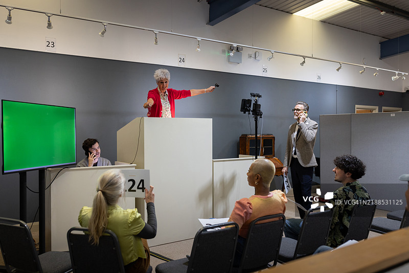 拍卖中的竞争性出价图片素材