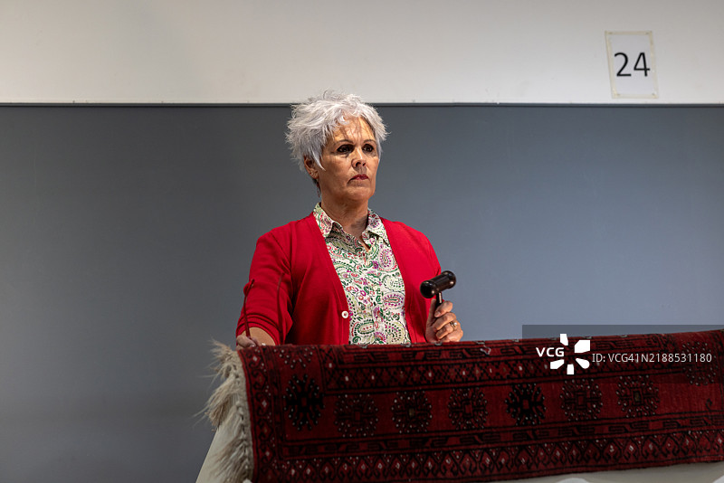 能干的拍卖师主持拍卖会图片素材