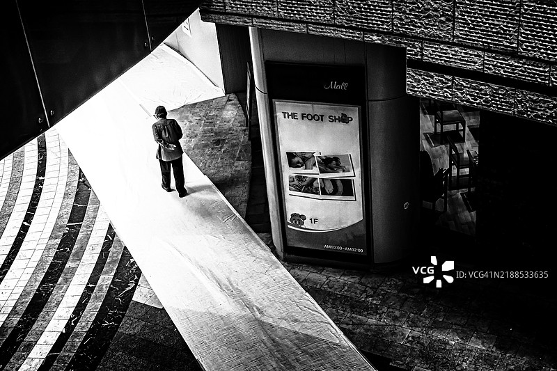 在商场中走过灯光璀璨的小道图片素材