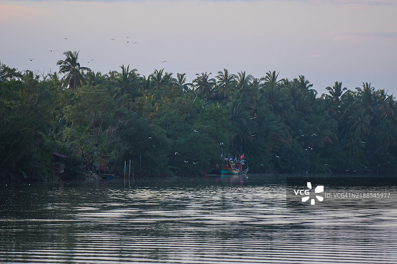 河边的宁静反思图片素材