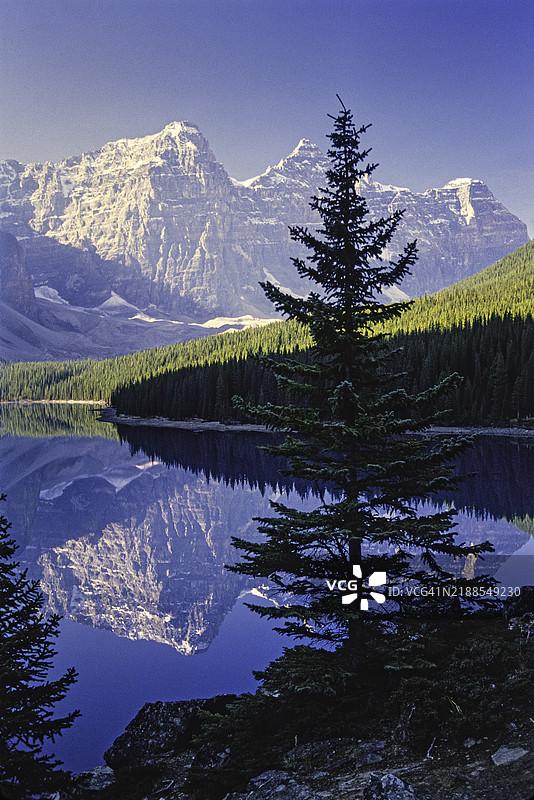 晨曦中的莫雷恩湖图片素材