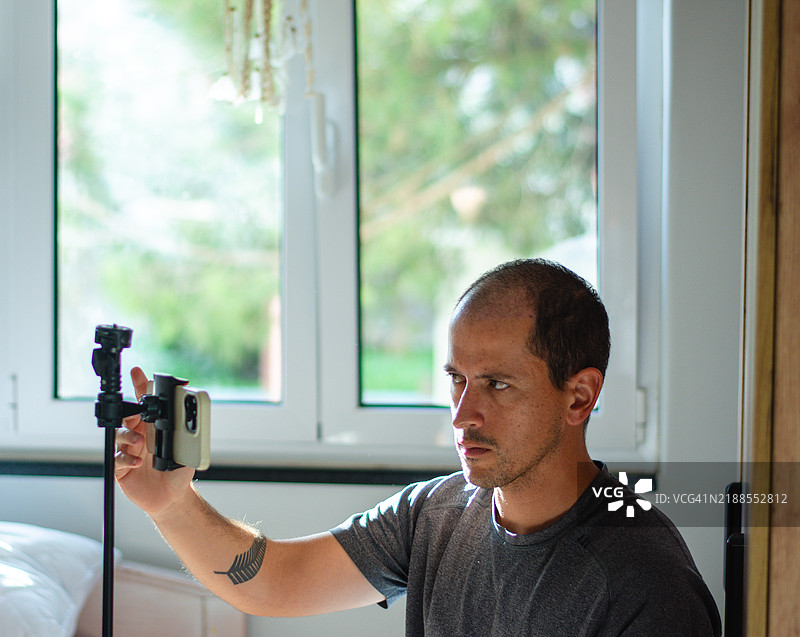 男子用手机录制自己图片素材