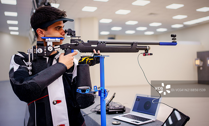 室内射击场的精准射击运动员图片素材