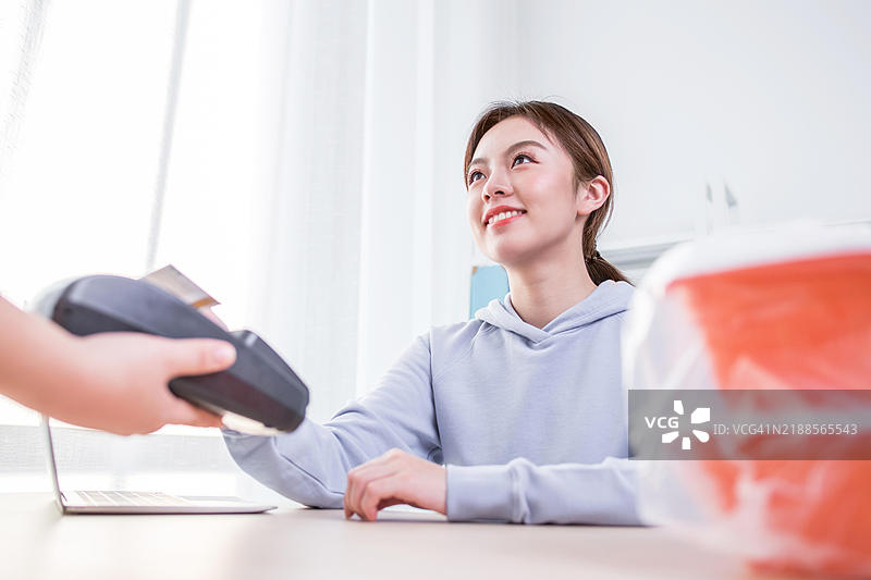 亚洲女性使用信用卡付款图片素材