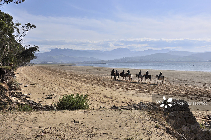 拉雷多，坎塔布里亚的海滩骑手图片素材