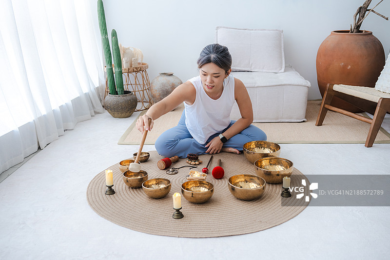 内心平静：与藏族颂钵的时刻图片素材