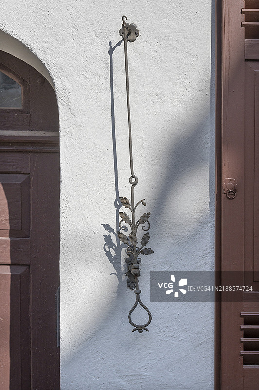 德国巴伐利亚中法兰克尼亚希尔特波尔茨坦的住宅建筑上的历史门铃拉环图片素材