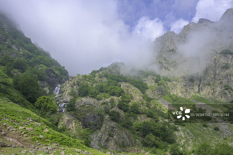 位于意大利库内奥省恩特拉夸的罗维纳湖上方的瀑布图片素材