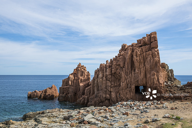 海边的红色岩石，辉绿岩，阿尔巴塔克斯，托尔托利，奥利亚斯特拉省，撒丁岛，意大利，欧洲图片素材