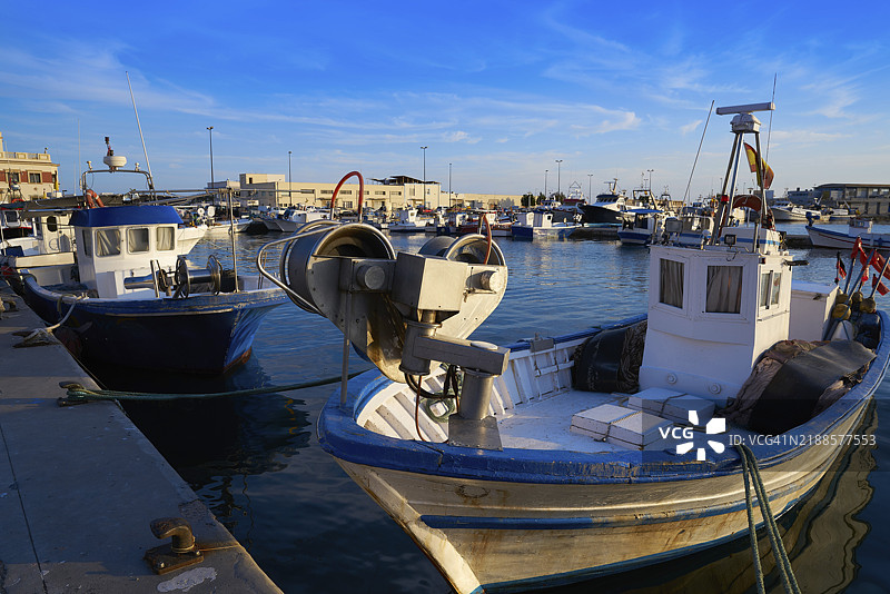 西班牙阿利坎特的圣波拉港渔船图片素材