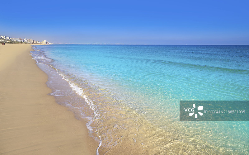 西班牙阿利坎特的埃尔切（Elx Elche）卡拉巴西海滩，位于白色海岸（Costa Blanca），也称为卡拉巴西（Carabasi）。图片素材