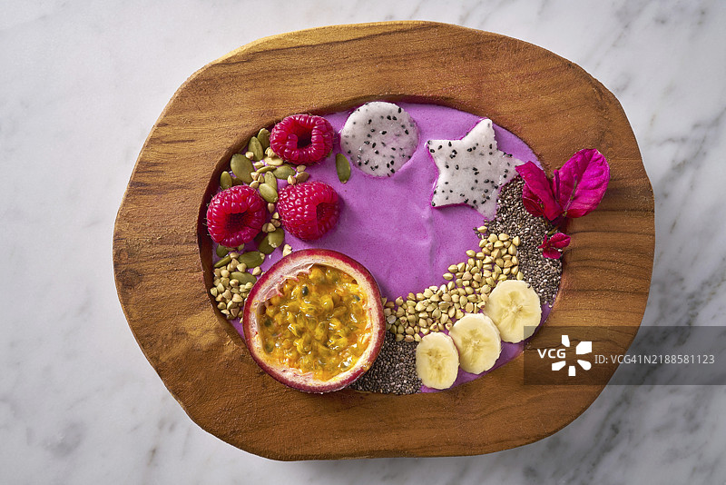 巴西莓碗冰沙，配有百香果、玛鲁古亚种子、香蕉和覆盆子图片素材