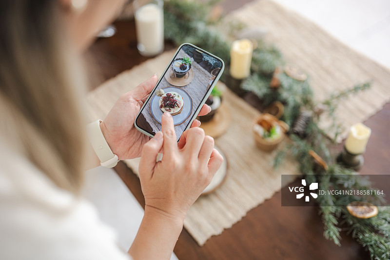 捕捉节日的甜蜜：胡萝卜杯子蛋糕时刻图片素材