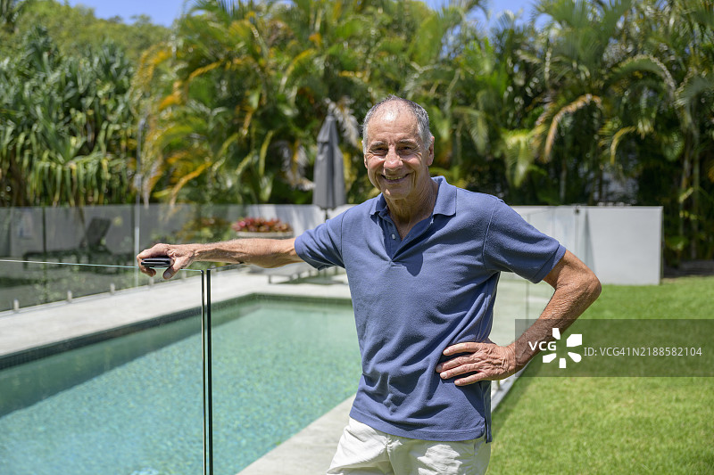 年长男性在拜伦湾享受拥有房产的乐趣图片素材