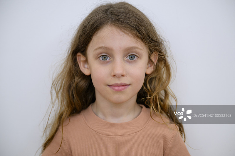 年轻女孩的头像，背景为浅灰色图片素材