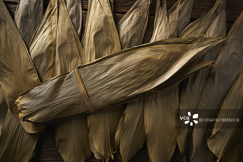 用于制作粽子的棕色干竹叶图片素材