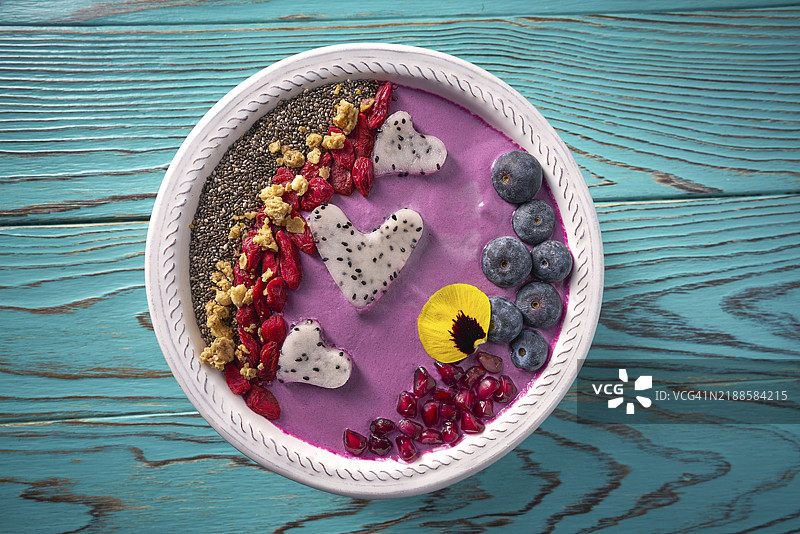 情人节的巴西莓碗冰沙，搭配火龙果、蓝莓、枸杞、奇亚籽、石榴和种子图片素材