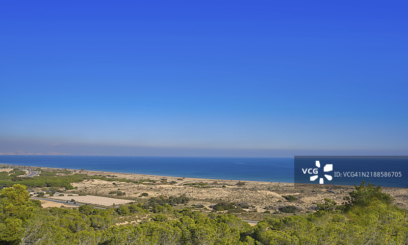 西班牙阿利坎特的埃尔切(Elx Elche)卡拉巴西海滩的航拍图,位于白色海岸(Costa Blanca)地区,也称为卡拉巴西(Carabasi)。图片素材