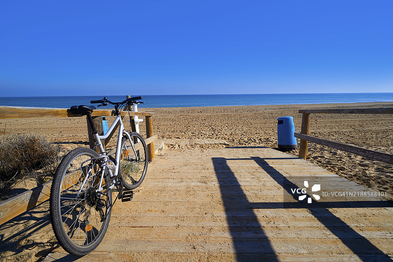 西班牙阿利坎特的埃尔切(Elx Elche)卡拉巴西海滩,位于白色海岸(Costa Blanca),也称为卡拉巴西(Carabasi)。图片素材
