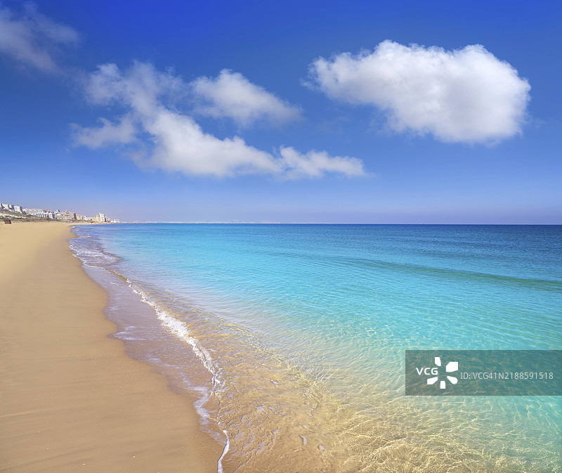 西班牙阿利坎特的埃尔切(Elx Elche)卡拉巴西海滩,位于白色海岸(Costa Blanca),也称为卡拉巴西(Carabasi)。图片素材