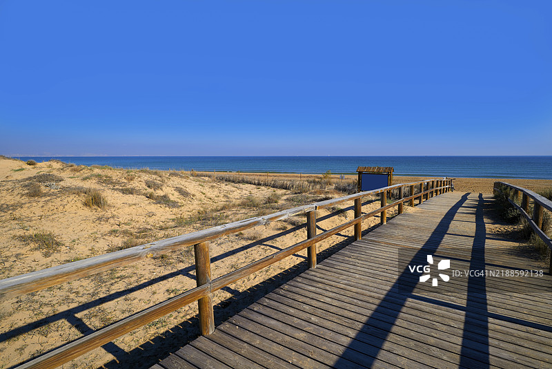 西班牙阿利坎特的埃尔切（Elx Elche）卡拉巴西（Carabassi）海滩沙丘，位于白色海岸（Costa Blanca）。图片素材