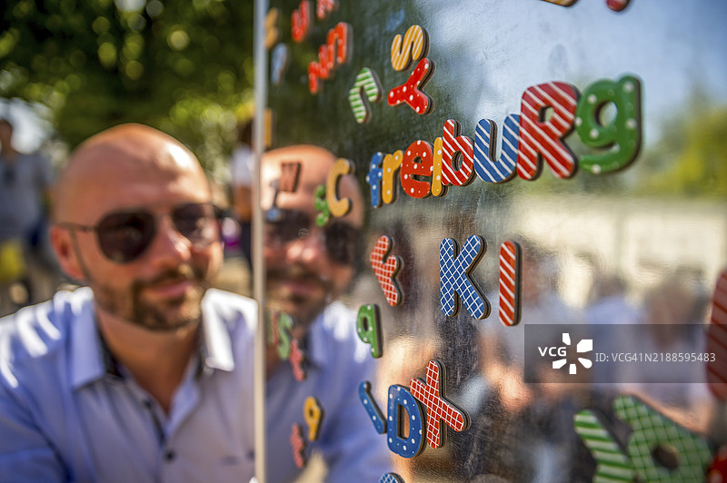 男士，面部，微笑，字母游戏，字母，学校注册，布吕尔，北莱茵-威斯特法伦，德国，欧洲图片素材