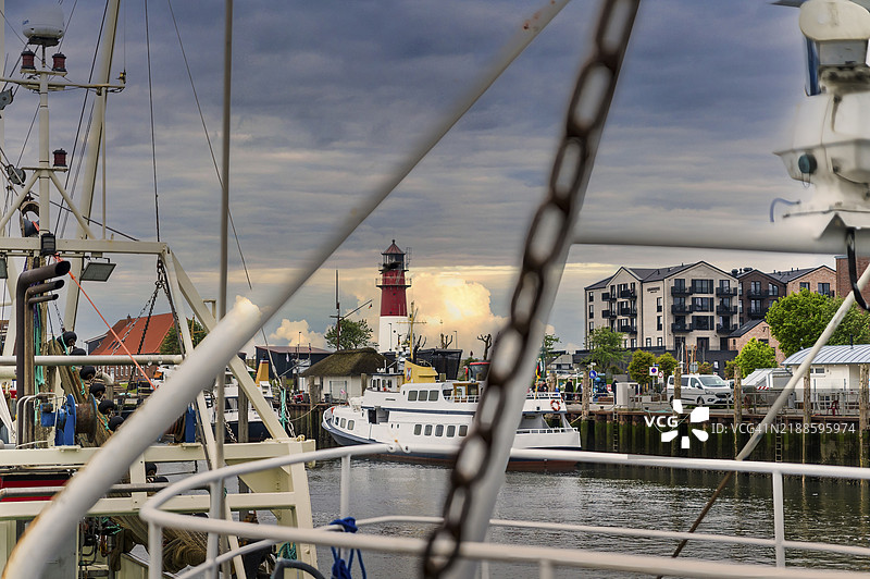 港口景观,灯塔,港口水域,客船,码头,前景,模糊,渔船,布苏姆,北海,石勒苏益格-荷尔斯泰因,德国,欧洲图片素材