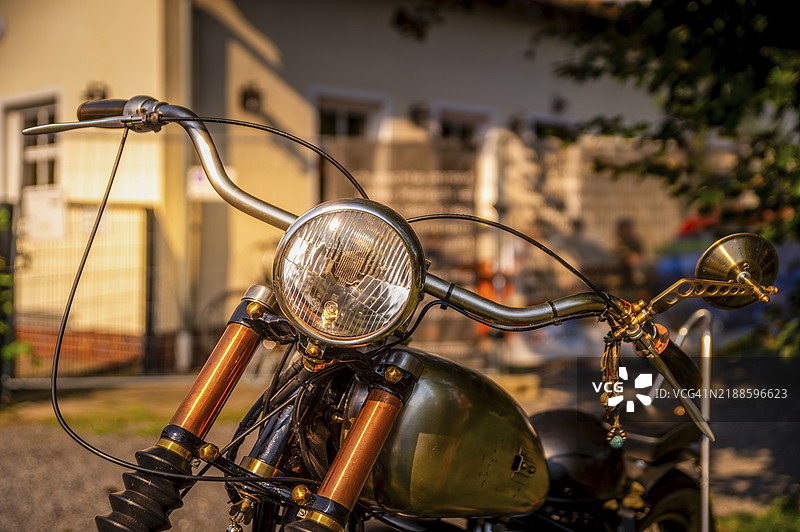 摩托车，经典汽车，正面视角，特写，傍晚光线，日落，老城，吕宾瑙，布兰登堡，施普雷瓦尔德，德国，欧洲图片素材