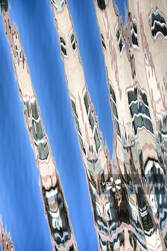 奇异的水面倒影图片素材