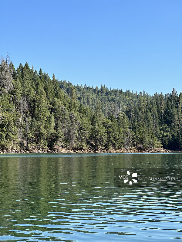 加利福尼亚州草谷的湖泊美景与晴朗的天空图片素材