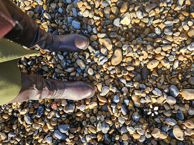 站在卵石上的男子下半身，布莱顿和霍夫，英国图片素材