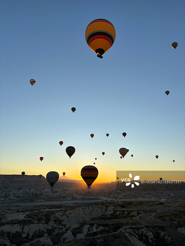 低角度视图的热气球在天空中飞行图片素材