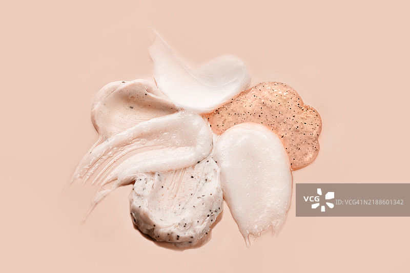 化妆品质地 - 护肤去角质磨砂膏、发膜、糖去角质面部清洁剂或去角质产品以及面霜，背景为米色。图片素材