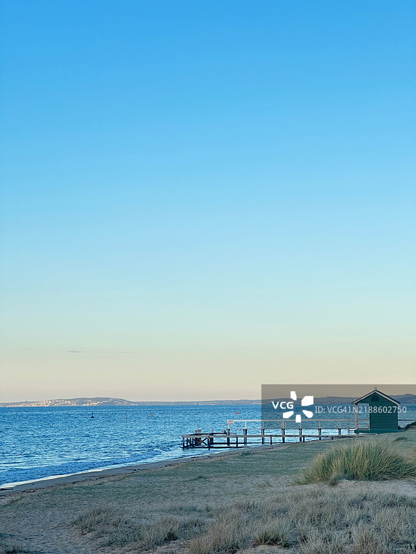 维多利亚州波特西的清澈天空下的海景图片素材