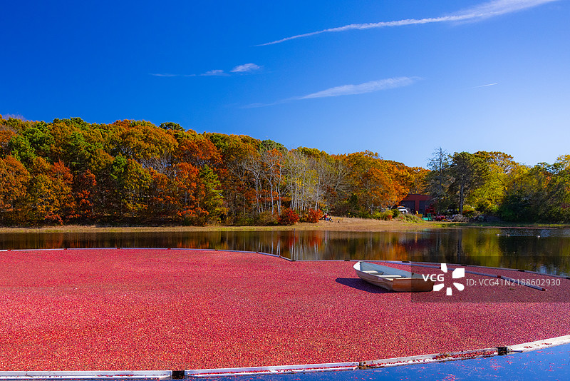 马萨诸塞州雅茅斯镇的湖泊美景与天空相映成趣， 美国图片素材