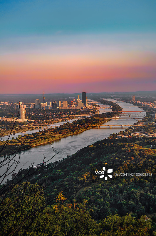 维也纳城市日落时的高角度视图，奥地利维也纳图片素材