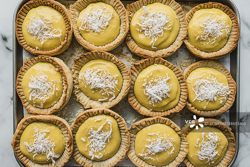 一个装满烘焙糕点的托盘图片素材