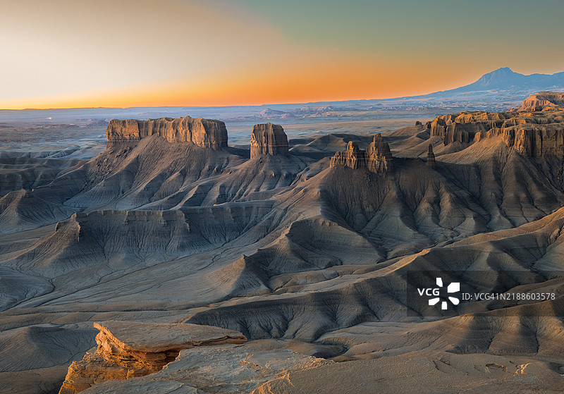 日落时分，犹他州韦恩县的天空与风景的美丽景观图片素材