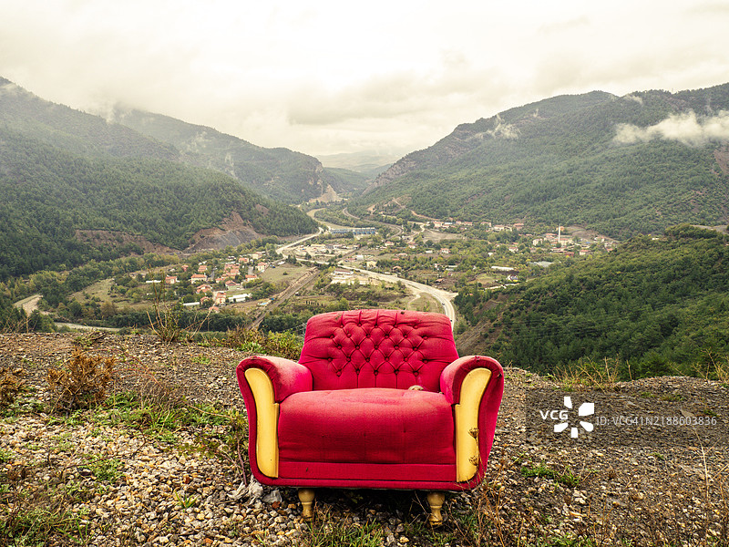 山顶上的空椅子与天空相映图片素材