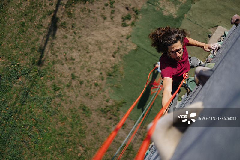 女性在户外环境中攀爬岩壁，拥抱冒险图片素材