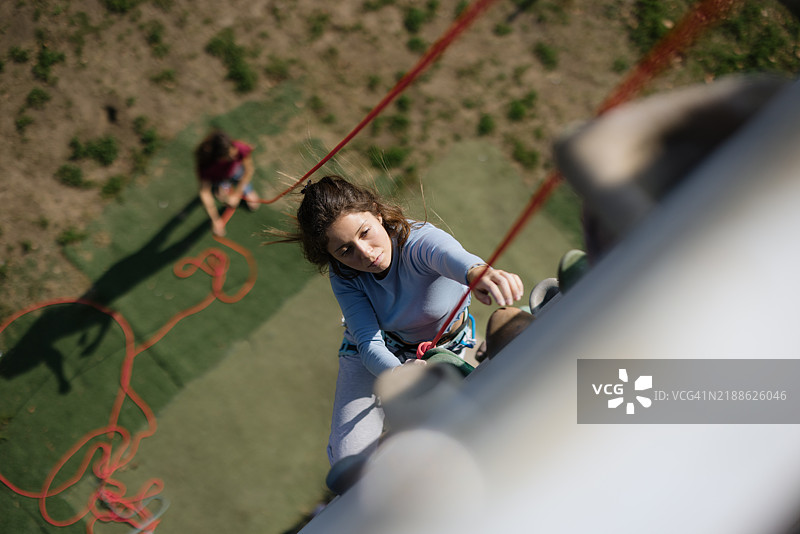 女性在户外攀岩，拥抱积极的生活方式和冒险精神图片素材